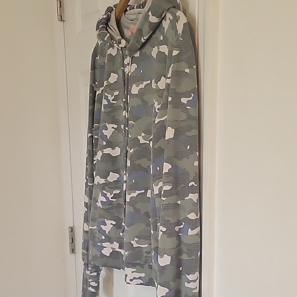 Camo Print Hoodie - Picture 4 of 5